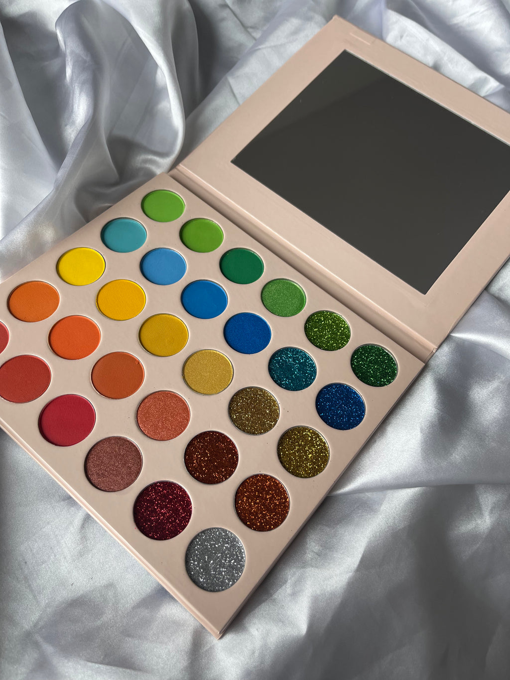 Hustlers Rainbow Eyeshadow Pallete With Mirror